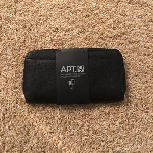 Apt. 9 Kohl’s Wallet with rechargeable battery pack charger wallet black